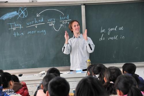 外教市場(chǎng)雷聲滾滾，行業(yè)正規(guī)化需社會(huì)輿論和監(jiān)督