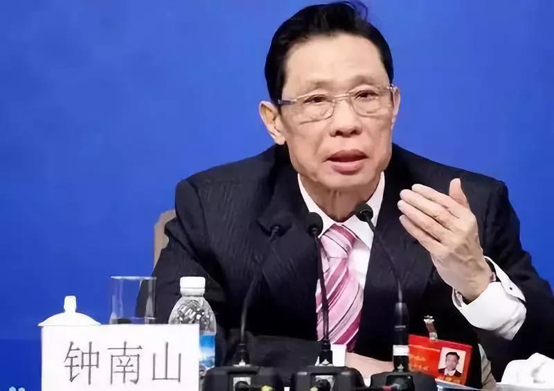 掛上超級(jí)專(zhuān)家號(hào)！9歲男孩飛機(jī)上突發(fā)過(guò)敏，遇到鐘南山