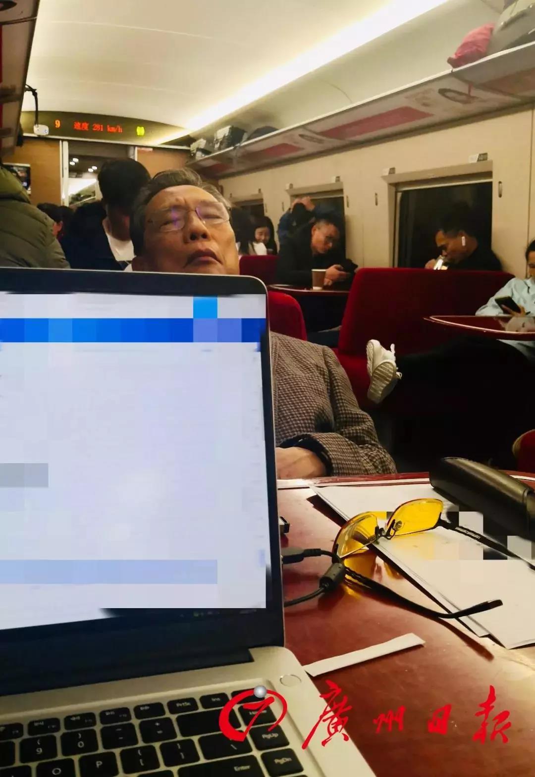 這10組刷屏照片看哭無(wú)數(shù)人！告訴孩子：如果有英雄，他們都是！