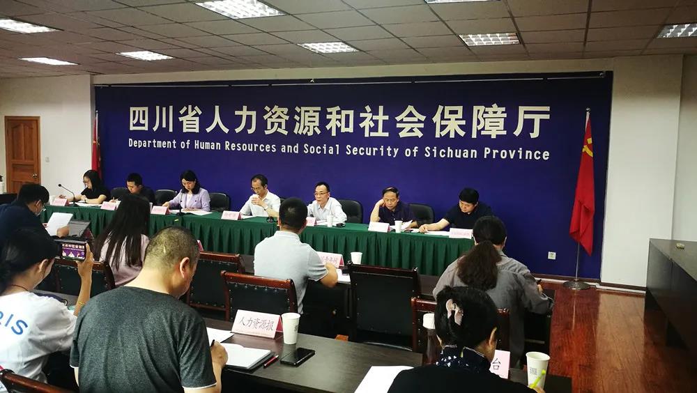 我省今年專升本計劃擴(kuò)大到了3.2萬名左右，研究生計劃擴(kuò)大到2萬人左右