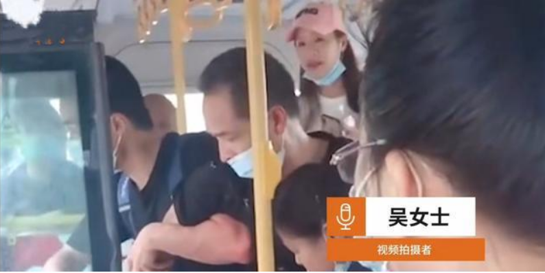 湖北一警校學(xué)生公交車上揪住小偷不放，他不怕對方出聲威脅